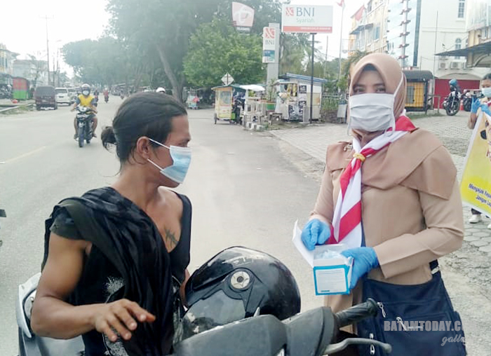 Kakak Andalan Cabang saat membagikan masker kepada pengendara motor
